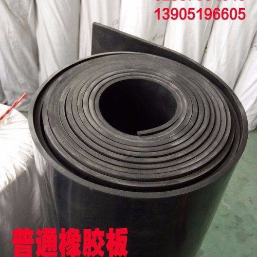 古柏牌普通天然橡膠板黑色膠板丁苯膠板3mm5mm南京金騰橡塑有限公司，可根據(jù)您所需橡膠板規(guī)格型號(hào)生產(chǎn)，可定制，可免費(fèi)拿樣